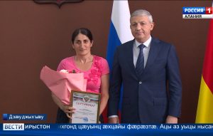 Нæ республикæйы 4 бинонтæ, уыцы-иу рæстæг 3 сывæллоны кæмæн райгуырд, уыдон райстой цæрæнуæтты сертификаттæ