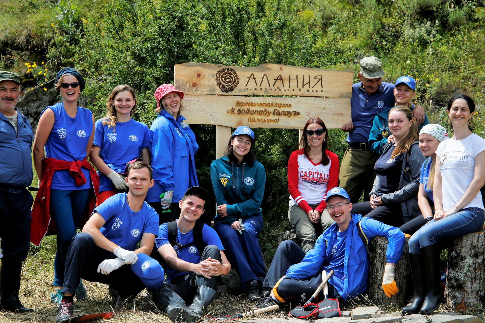 Волонтеры из восьми городов России завершили благоустройство первой части экотропы к водопаду Галауз
