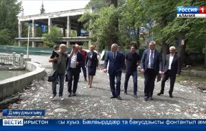 Цæгат Ирыстоны сæргълæууæг Битарты Вячеслав радон хатт федта Хетæгкаты Къостайы номыл парчы рацарæзты куыстытæ куыд цæуынц, уый