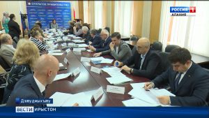 Республикæйы хицауады сæрдары хæдивæг Азымты Иринæ сарæзта æмбырд, Аланийыл Дзуæрттæ бафтауыны 1100-азмæ цæттæгæнæн комитеты уæнгтимæ