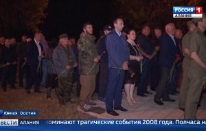 В Южной Осетии прошла церемония возложения венков и цветов к памятнику защитникам Отечества