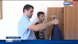 Сидзæр сывæллæтты хæдзæртты та ног ахуыры азмæ сæхи куыд бацæттæ кодтой, уый феныны тыххæй сæ бабæрæг кодта сывæллæтты бартæ æххæстбарджын хъахъхъæнæг Кокайты Артур