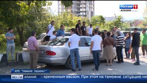 Водители автомобилей с югоосетинскими номерами собрались у здания Северо-Осетинской таможни