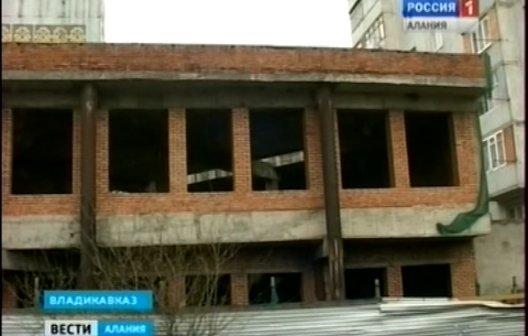 Жители двух домов на улице Московской во Владикавказе лишены дневного света из-за недостроенного здания