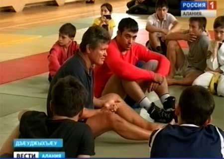 Олег Тактаров провел мастер-класс для начинающих спортсменов