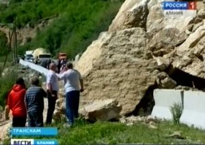 На Транскаме готовятся к подрыву обрушившейся скалы