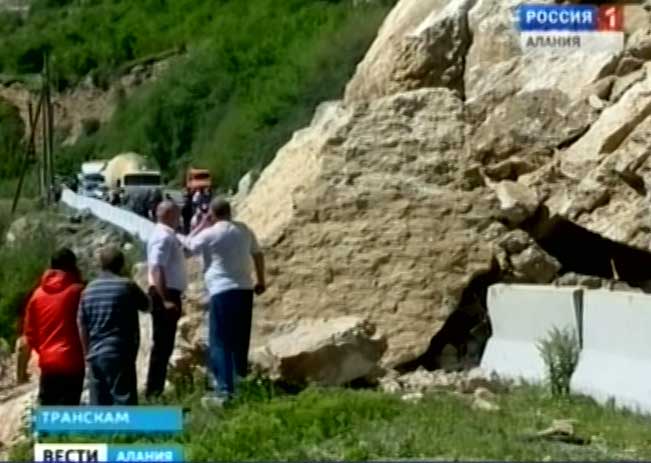 На Транскаме готовятся к подрыву обрушившейся скалы