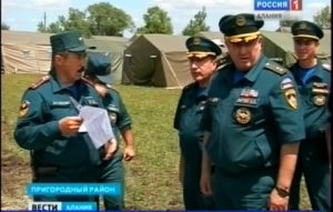 Начальник Северо-Кавказского регионального центра МЧС России генерал-лейтенант Николай Литюк проводит смотр пожарной части в Северной Осетии