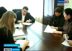 Сенатор Совета Федерации Олег Хацаев встретился с жителями Беслана, пострадавшими в теракте 2004 г.