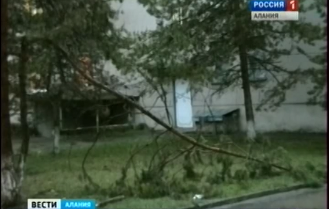 В районах Северной Осетии продолжают устранять последствия урагана