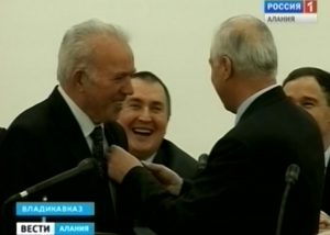 Первому президенту Республики Южная Осетия Людвигу Чибирову исполнилось 80 лет