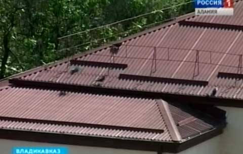 Во Владикавказе полным ходом идут работы по замене кровель в многоквартирных домах