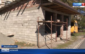 Житель одного из многоквартирных домов селения Михайловское незаконно решил построить гараж на придомовой территории