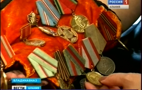 Родственникам ветерана Великой Отечественной войны Харитона Габуева вручили удостоверение кавалера ордена Красной Звезды