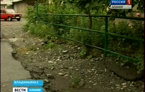 Жильцы многоквартирного дома на улице Барбашова пытаются добиться укладки асфальта во дворе