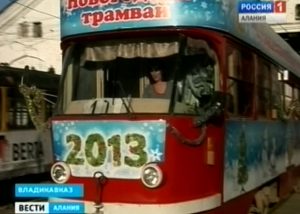 На улицы Владикавказа вышел новогодний трамвай