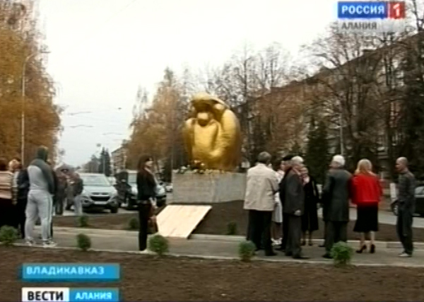 Во Владикавказе открылся первый памятник женщине и ребенку «Сердце матери»