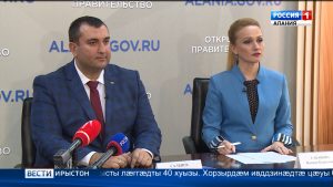 Хицауадимæ æргом ныхасы фæлгæты журналистты фæрстытæн дзуæппытæ радта республикæйы информацион технологиты æмæ бастдзинады упарвленийы разамонæг Сæлбиты Алан