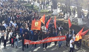 Во Владикавказе прошло праздничное шествие, посвященное 102-й годовщине Октябрьской революции