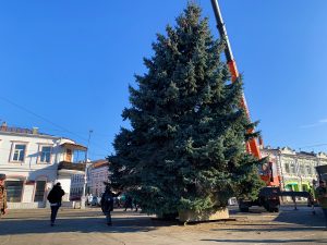На площади Ленина установили главную новогоднюю елку республики
