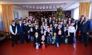 Вячеслав Битаров вручил воспитанникам школы-интерната «Надежда» новогодние подарки