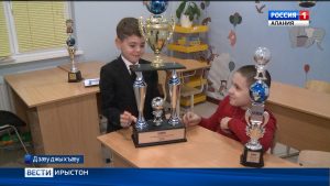 Ирыстойнаг æвзонг математиктæ Дзабиаты Денис æмæ Кочиты Дзамболат ацы бонты сыздæхтысты Камбоджæйæ