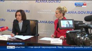 Проект «Хицауадимæ æргом ныхас»-ы фæлгæты журналисттимæ фембæлди Азымты Иринæ