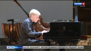 Æппæтадæмон фестиваль æххæстгæнгæйæ Мариинаг театры концертон залы пионинойыл ацагъта музыкант Александр Малофеев