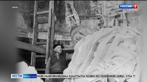 125 азы сæххæст зындгонд ирон скульптор Тауаситы Сослæнбеджы райгуырдыл