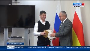 Тускъаты Таймураз схорзæхджын кодта фæсивæдон политикæйы Республикæйы хицауады æрвылазон премийы лауреатты