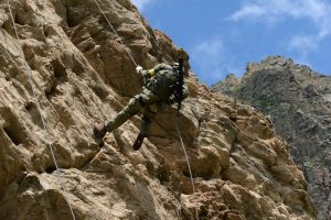 Разведчики ЮВО приступили к занятиям по горной подготовке на вершинах гор Кавказского хребта в Северной Осетии