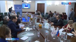 Æппæтуæрæсеон адæмон фронты активисттæ абон сарæзтой иумæйаг фембæлдтытæ æмæ хъуыстой Владимир Путины ныстуанмæ