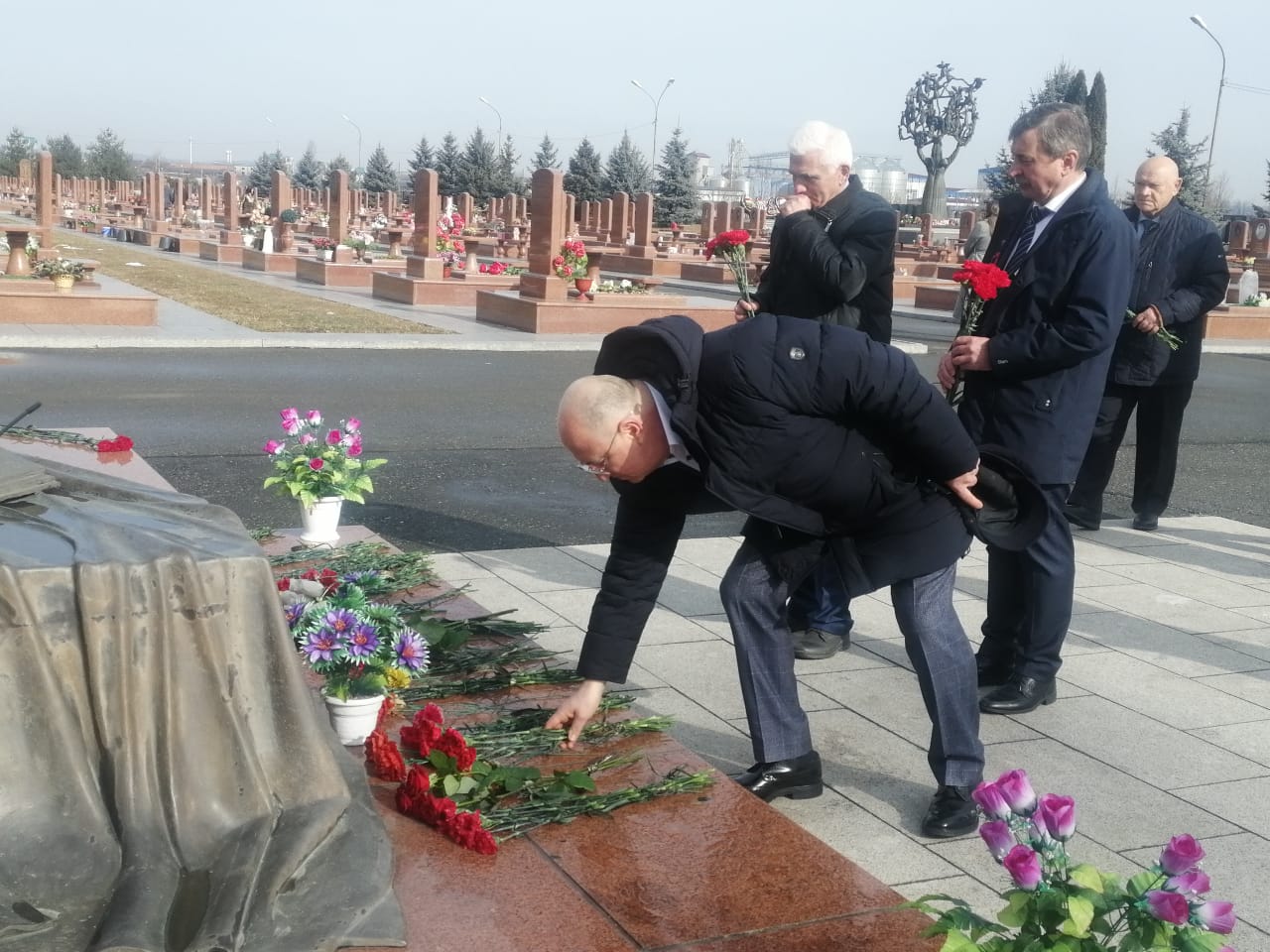 Памятник Джанибекову космонавту