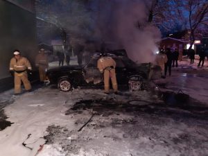 Во Владикавказе при пожаре и взрыве газового баллона в автомобиле пострадал водитель