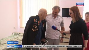Казбек Кудзаев провел операцию по замене тазобедренного сустава 104-летнему фронтовику