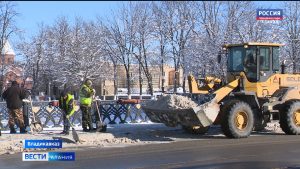 Коммунальные службы продолжают расчищать дороги после самого обильного за эту зиму снегопада