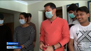 Иностранным студентам СОГМА, находящимся на самоизоляции, подарили защитные маски и дезинфицирующие средства