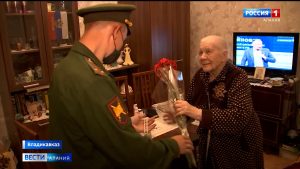 Военнослужащие ЮВО поздравили во Владикавказе ветерана Великой Отечественной войны Нину Пикалеву