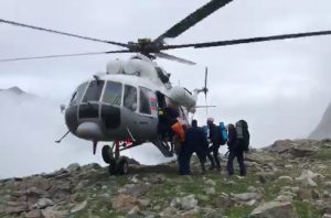 Вертолет МЧС России доставил на равнину тело погибшего в горах фотографа Валерия Сабанова