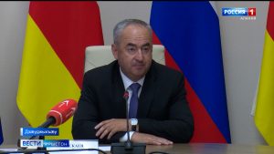 Тускъаты Таймураз сарæзта республикæйы æмæ районты медицинон куыстуæтты разамонджытимæ, стæй медицинон наукон æхсæнады минæвæрттимæ