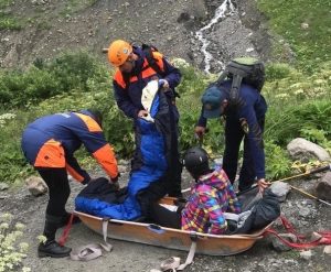 Североосетинские спасатели оказали помощь альпинистке из Казани