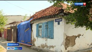 «Четыре года не была на свежем воздухе: инвалид-колясочник во Владикавказе не может покинуть аварийное жилье