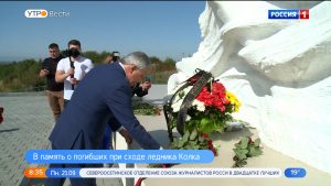 Вячеслав Битаров возложил цветы к мемориалу в память о погибших при сходе ледника Колка