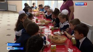 Æппæтуæрæсеон адæмон фронты бæрæг кæны Дзæуджыхъæуы скъолаты ахуырдзаутæн цы хæринаг дæттынц, уый хæрзхъæддзинад