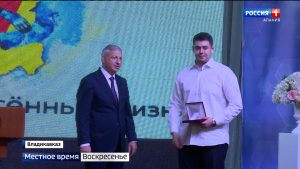 Вячеслав Битаров наградил врачей Северной Осетии за вклад в борьбу с COVID-19