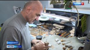 Ремесленники мастерской «Арион» изготавливают старинные предметы быта и оружие