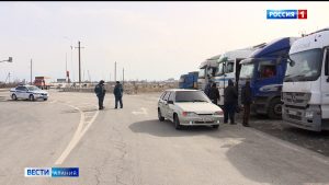 Дальнобойщикам, ожидающим возможности проезда по Военно-Грузинской дороге, помогают администрации районов и столицы республики
