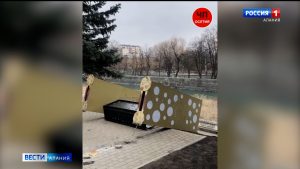 Молодые люди, опрокинувшие подвесные качели у мечети во Владикавказе, установили их на место