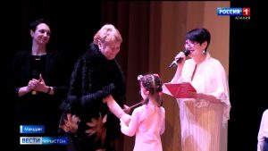 Мæздæджы театралон аивадмæ æмхиц 25 æрыгон адæймаджы хаст æрцыдысты актерты æфсымæрадмæ