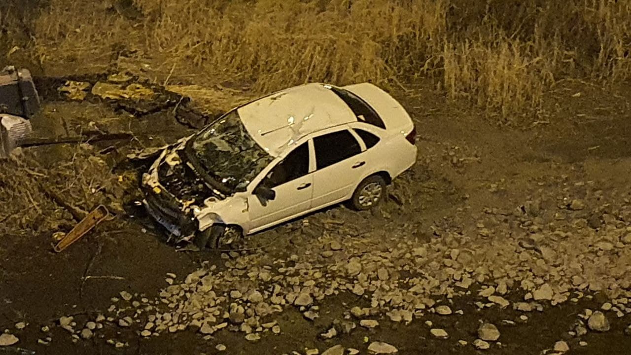 Водитель автомашины не справился с управлением и повредил стоявшую волгу